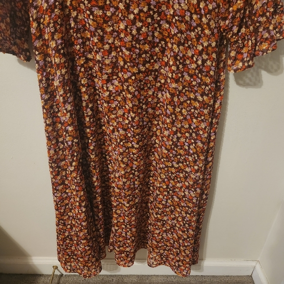 Madewell Longsleeve Cross Over Midi Dress in Clipdot Spring Prairie. - Picture 7 of 11